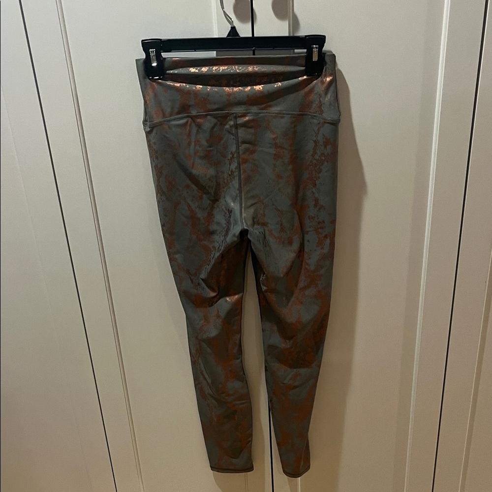 Carbon38 Metallic Snake High Rise Leggings Sz Lar… - image 3